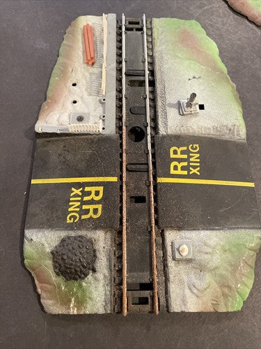 HO Scale Railroad Crossing Damaged Missing Parts Track Stop R/R Platform #B