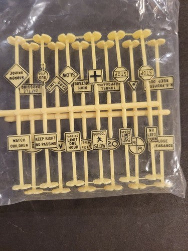 PLASTICVILLE HO SCALE RAILROAD & STREET SIGNS