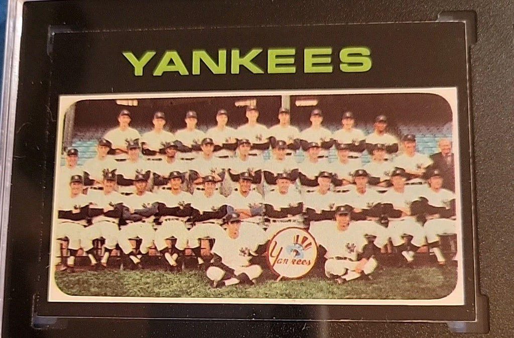 1971 Topps - #543 New York Yankees High Number SGC 6.5